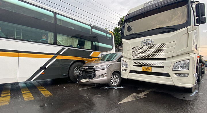 Tiền Giang: Cảnh sát dùng container và xe khách vây bắt ô tô chở nghi phạm trộm cắp