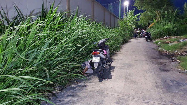 Người đàn ông tử vong bên chiếc xe máy đậu trên đường