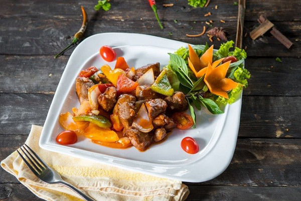 Làm mới bữa cơm gia đình bằng món bò lúc lắc ngon tuyệt cú mèo