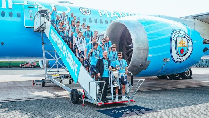 Manchester City trở lại Anh sẵn sàng cho bữa tiệc mừng công sau khi hoàn tất “cú ăn ba” lịch sử