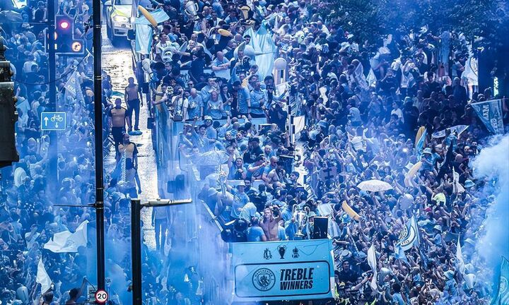 Man City nhuộm xanh thành phố Manchester trong ngày ăn mừng 3 chức vô địch