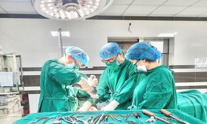  Bệnh nhân biến dạng cẳng tay vì tự ý điều trị bằng thuốc nam