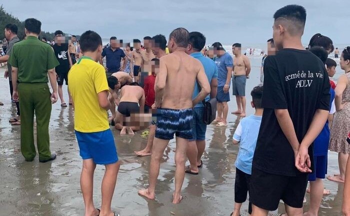 Quảng Ninh: Hai du khách tử vong khi đi tắm biển