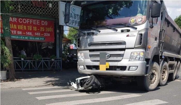 TP.HCM: Xe ben va chạm với xe máy khiến 1 người tử vong tại chỗ