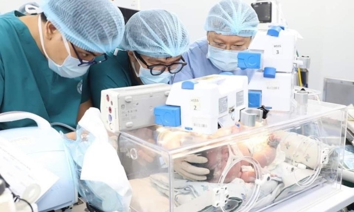 Cứu sống bé sơ sinh có khối bướu cổ khổng lồ một cách ngoạn mục