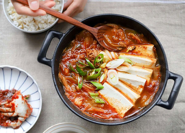 Làm mới thực đơn gia đình bằng món canh kim chi Hàn Quốc thơm ngon đậm vị