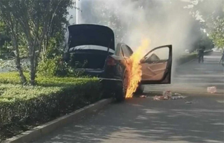 Thấy ô tô bốc cháy nghi ngút người đàn ông có cách ứng xử bất ngờ