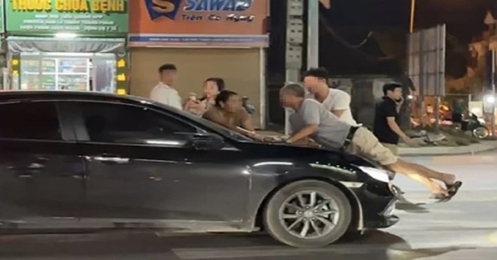 Xôn xao hình ảnh bố chồng cùng con dâu đi