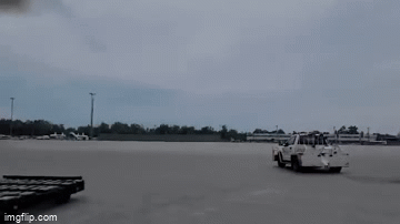 Clip: Xe bồn chở nước bốc cháy dữ dội ngay cạnh chiếc máy bay