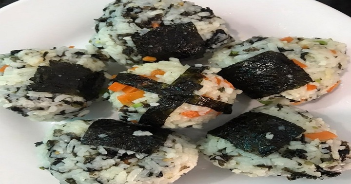 Công thức làm món cơm nắm rong biển tiện lợi dành cho ngày lười nấu ăn