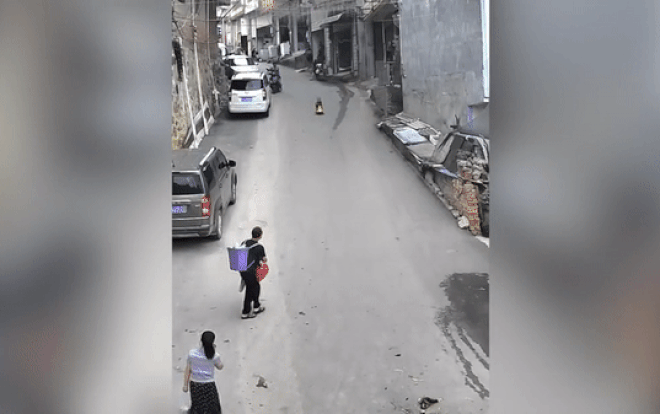 Clip: Người đàn ông dũng cảm lao ra cứu bé trai cùng chiếc xe đồ chơi bị trượt dốc 