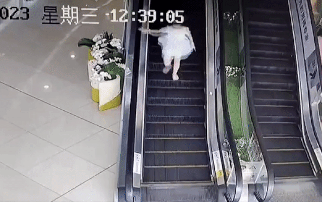 Clip: Bé gái nhanh trí cứu sống bé trai thoát khỏi thang cuốn