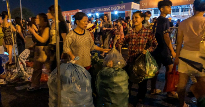 Tàn dư sau đêm diễn đầu tiên của BLACKPINK: Sân vận động ngập tràn rác thải