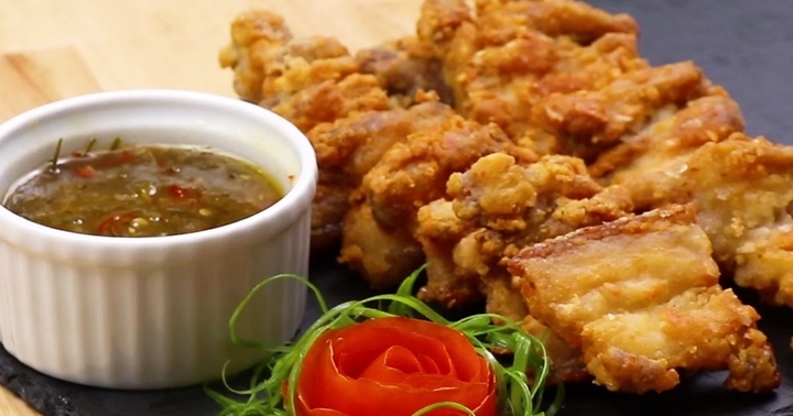 Công thức làm món ba rọi chiên giòn chấm sốt mắm Thái chua ngọt khiến cả gia đình mê đắm