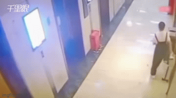 Người phụ nữ sinh con trong thang máy, hành động sau đó khiến ai cũng phẫn nộ 