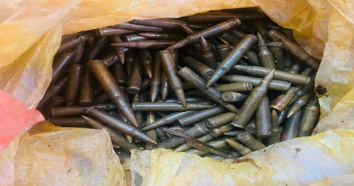 Vào rừng chặt chuối, người đàn ông nhặt được 200 viên đạn