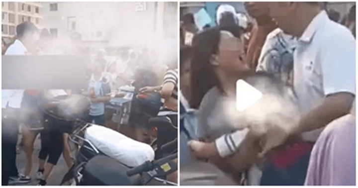 Bố mẹ giành giật con ngay trước cổng trường, thái độc của đứa trẻ khiến ai nấy đều nghẹn lòng