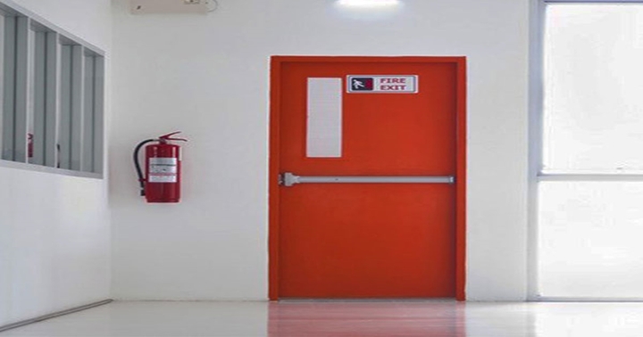 Vì sao cửa thoát hiểm chống cháy ở các tòa nhà cao tầng luôn phải đóng kín?