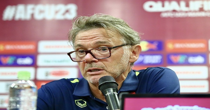 HLV Philippe Troussier: “Tôi không lựa chọn cầu thủ dựa trên danh tiếng hay thành công quá khứ”
