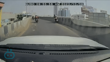 Video: Chàng trai suýt rơi khỏi cầu vượt vì màn  "ôm cua " khét lẹt.