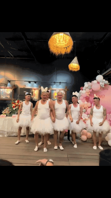 Dân mạng “cười bò” với tiết mục văn nghệ mừng 20/10 của các quý ông