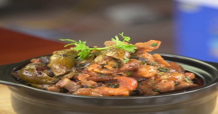 Lâu lâu vào bếp trổ tài làm món chân giò om sấu đãi bà xã nhân dịp 20/11