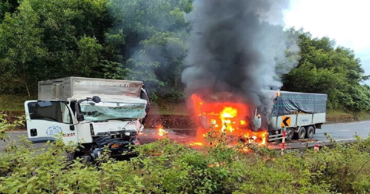 Sau khi va chạm cực mạnh, chiếc xe tải bốc cháy ngùn ngụt