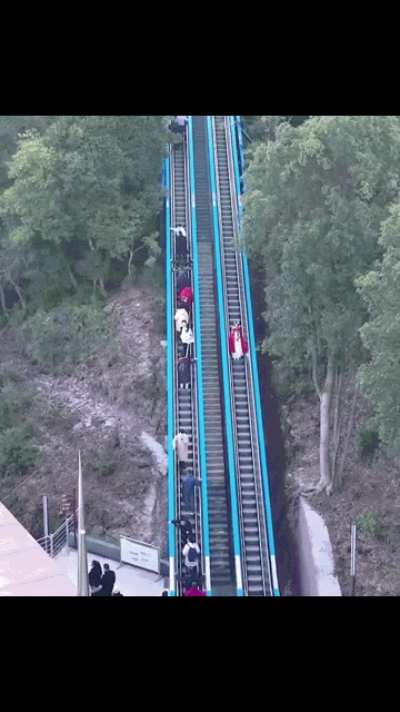 Độc lạ Trung Quốc: Chiếc thang máy 34 tỷ đồng được lắp đặt trên núi giúp du khách ngắm cảnh mà không tốn sức