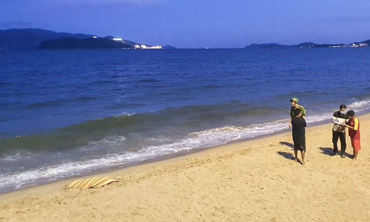 Đang đi tập thể dục, bàng hoàng phát hiện thi thể nam giới dạt vào bờ biển