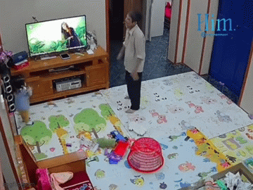 Gọi điện cho ông nội không được, cặp vợ chồng lập tức check camera thì phát hiện khoảnh khắc đắt giá này của 2 ông cháu