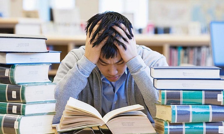 Người mẹ dọa nhảy khỏi nóc một tòa nhà văn phòng nếu con trai không học hành chăm chỉ