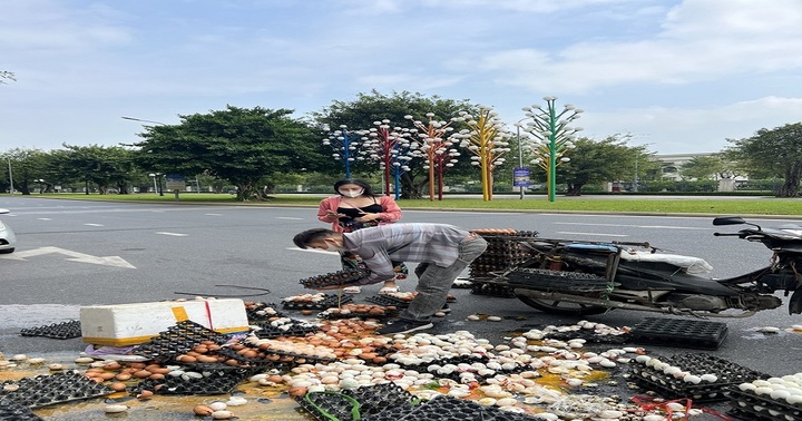Điều bất ngờ đằng sau tấm ảnh nam shipper làm vỡ 1.000 quả trứng
