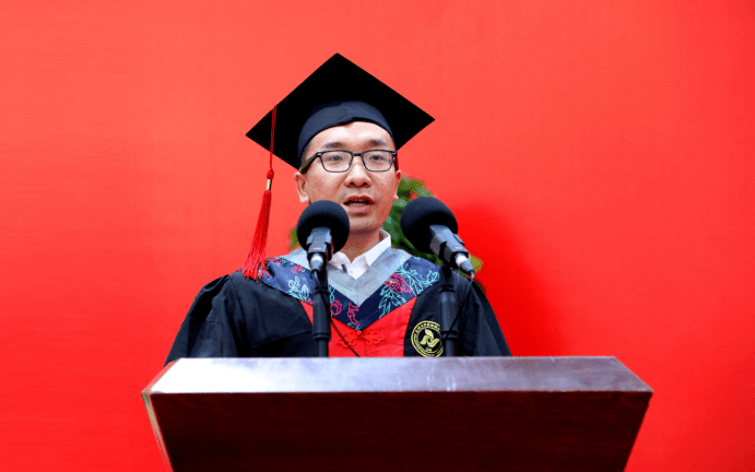 Chàng tiến sĩ dùng 928 từ để cảm ơn mẹ khi kết thúc luận văn, khán phòng xúc động khi nghe từng câu từng chữ nói về người mẹ nghèo