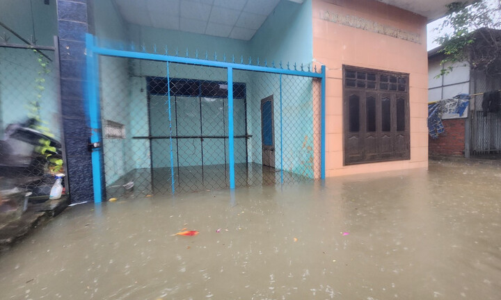 Nước lũ dâng cao, người dân Quảng Nam tất bật dọn đồ đạc lên cao “chạy lũ”