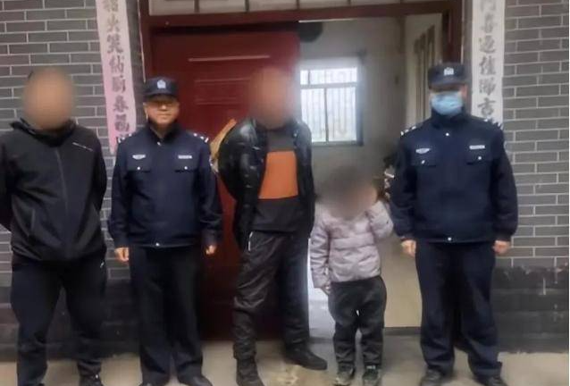 Bé trai 8 tuổi biến mất khi đang chờ xe buýt đến trường, lý do khiến nhiều người phải suy ngẫm