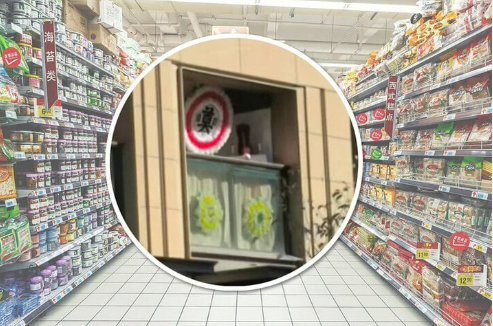 Khó chịu với tiếng kêu phát ra từ tủ lạnh của cửa hàng tạp hóa, người đàn ông nghĩ ra kế sách không tưởng