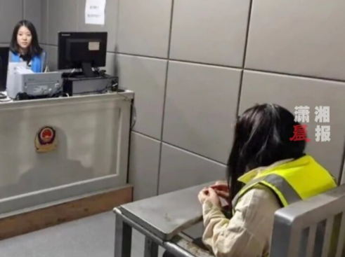 Quý bà 51 tuổi giả mạo cô gái 27 tuổi để hẹn hò với bạn của con trai 