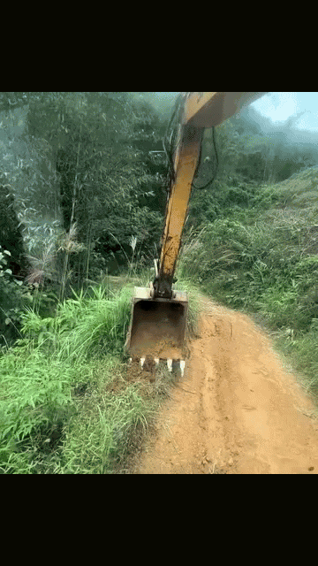 Tài xế lái máy xúc nhận được vô số lời khen nhờ có hành động đẹp này