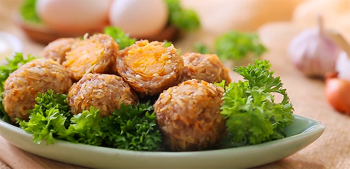 Món ngon mỗi ngày: Bật mí công thức làm thịt viên chiên giòn bọc trứng muối thơm ngon quên lối về