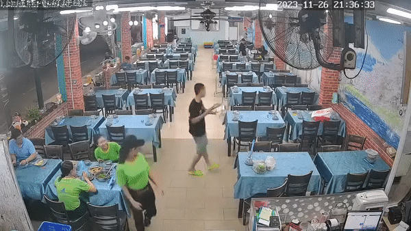Nam nhân viên nhận cái kết  "ê chề " sau màn thể hiện ngẫu hứng vừa xoay người vừa bê thức ăn