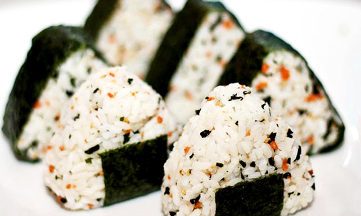 Món ngon mỗi ngày: Công thức làm cơm nắm rong biển rau củ cho hội người lười
