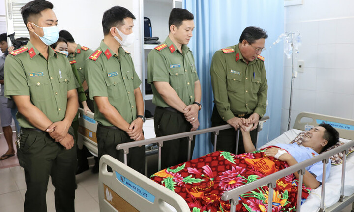 Chủ tịch UBND tỉnh Vĩnh Long tặng bằng khen cho Đại uý Công an bị đứt lìa 2 chân khi bắt 