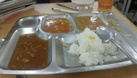 Suất cơm canteen bị