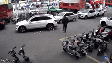 Video: Người đàn ông bất cẩn làm tiền bay khắp đường phố, cái kết khiến ai xem được cũng  "nở nụ cười "