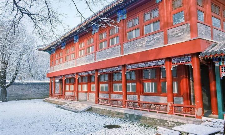 Chiêm ngưỡng vẻ đẹp của Đại học Bắc Kinh ngày vào đông: Khung cảnh tuyết rơi trắng xóa như cắt từ trong phim