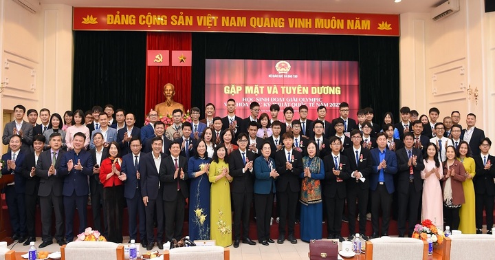 Bộ GD&ĐT tuyên dương học sinh đoạt giải Olympic và Khoa học Kỹ thuật quốc tế năm 2023