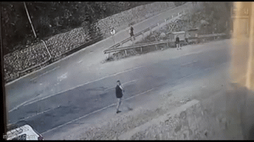 Video: Chiếc ô tô trượt dài trên đường và pha xử lý  "thần sầu " của người đàn ông đi bộ