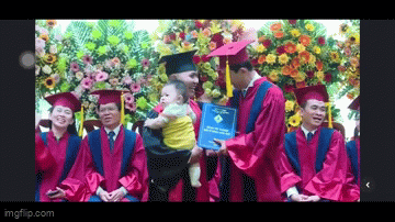 Video tân bác sĩ TP.HCM bế con trai nhận bằng tốt nghiệp gây bão mạng xã hội