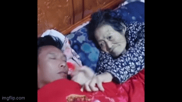 Sau khi mẹ qua đời, người đàn ông xem lại camera thì “nhói lòng” khi nhìn thấy cảnh này 