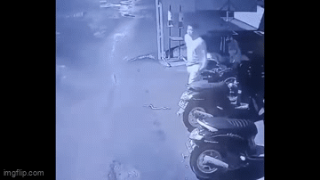 Va trúng  "bé na " trên phố, nam thanh niên có pha xử lý  "thần sầu "